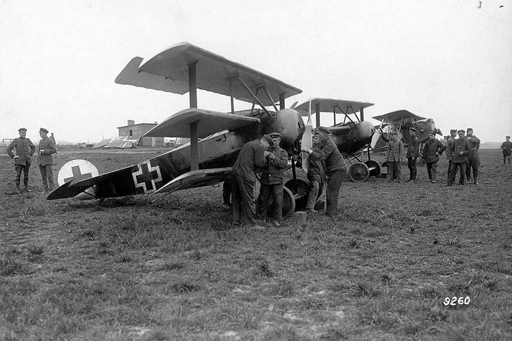 Истребители Фоккер Dr I на полевом аэродроме на Западном фронте – 1918 г.
